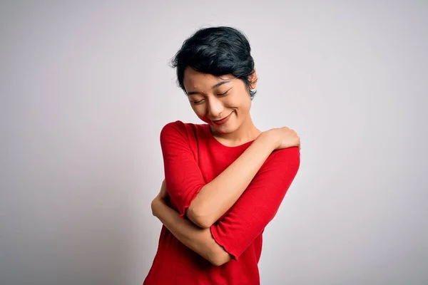Mladá Krásná Asijská Dívka Ležérní Červené Tričko Stojící Nad Izolovaným — Stock fotografie