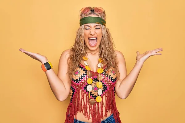 Bella Donna Hippie Bionda Che Indossa Occhiali Sole Accessori Sfondo — Foto Stock