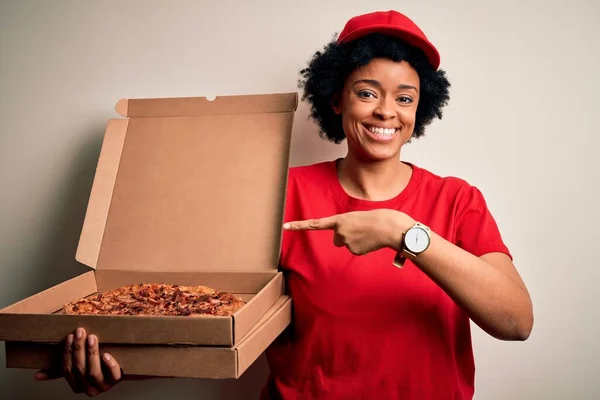 Молода Афроамериканська Жінка Кучерявим Волоссям Тримає Коробку Італійською Піцою Дуже — стокове фото
