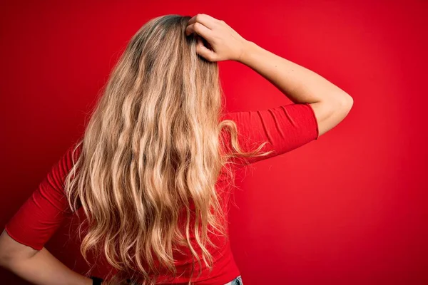 Gündelik Tişört Giyen Genç Güzel Sarışın Kadın Izole Edilmiş Kırmızı — Stok fotoğraf