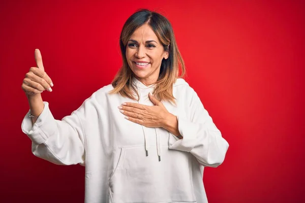 Meia Idade Bela Desportista Vestindo Camisola Casual Sobre Fundo Vermelho — Fotografia de Stock