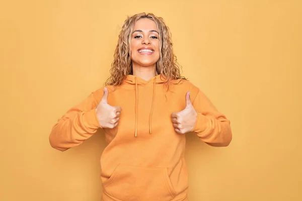 Jovem Bela Mulher Esportiva Loira Vestindo Camisola Casual Sobre Amarelo — Fotografia de Stock