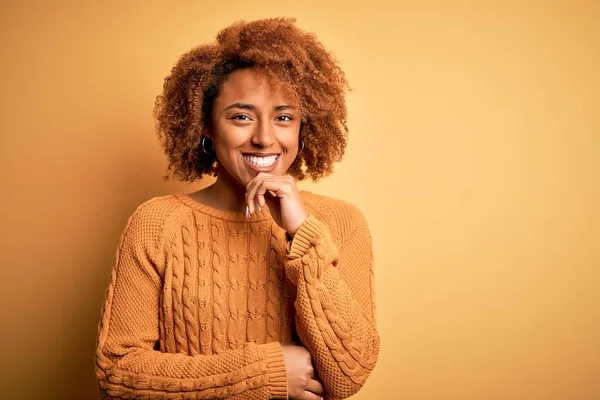 Joven Mujer Afro Afroamericana Hermosa Con Pelo Rizado Usando Suéter — Foto de Stock