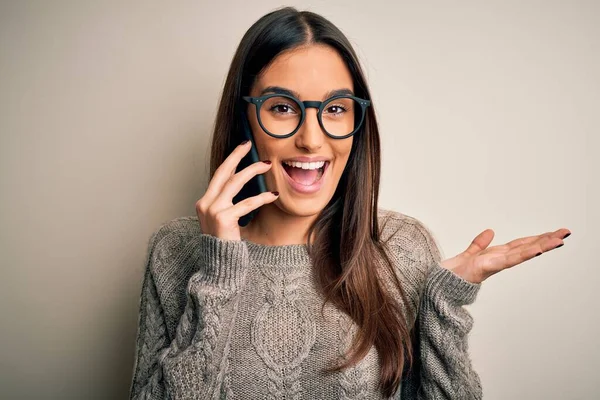 Mladá Krásná Bruneta Žena Nosí Brýle Rozhovorem Mluví Smartphone Velmi — Stock fotografie
