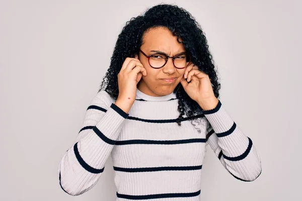 Jonge Afro Amerikaanse Vrouw Draagt Gestreepte Trui Bril Witte Achtergrond — Stockfoto