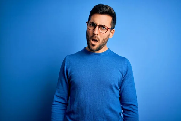 Joven Hombre Guapo Con Barba Vistiendo Suéter Casual Gafas Sobre —  Fotos de Stock