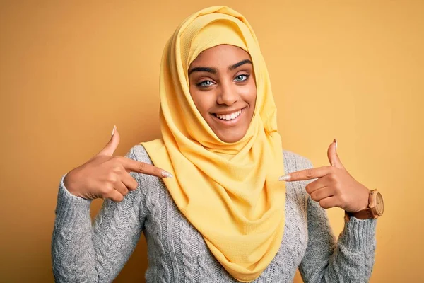 Mladý Krásný Africký Americký Dívka Sobě Muslim Hidžáb Přes Izolované — Stock fotografie