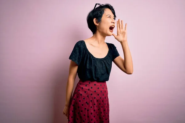 Jovem Bela Menina Asiática Vestindo Vestido Casual Sobre Fundo Rosa — Fotografia de Stock