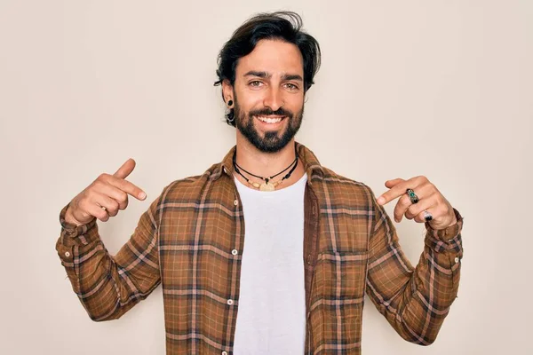 Giovane Bello Ispanico Bohemien Uomo Indossa Stile Hippie Piedi Sfondo — Foto Stock