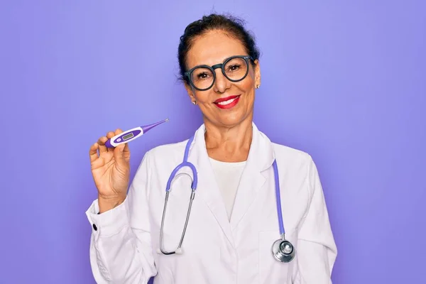 Médica Meia Idade Profissional Sênior Segurando Termômetro Médico Com Rosto — Fotografia de Stock