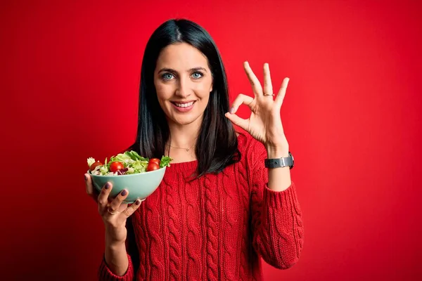 Mujer Morena Joven Con Ojos Azules Comiendo Ensalada Verde Saludable —  Fotos de Stock