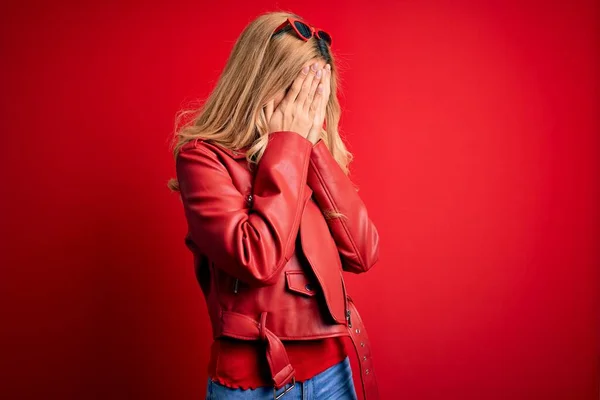 Zole Edilmiş Kırmızı Arka Plan Üzerinde Duran Sıradan Bir Ceket — Stok fotoğraf