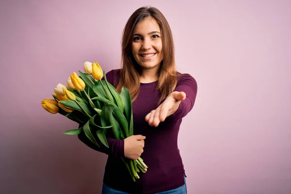 Jonge Blonde Vrouw Met Romantische Boeket Van Gele Tulpen Bloemen — Stockfoto