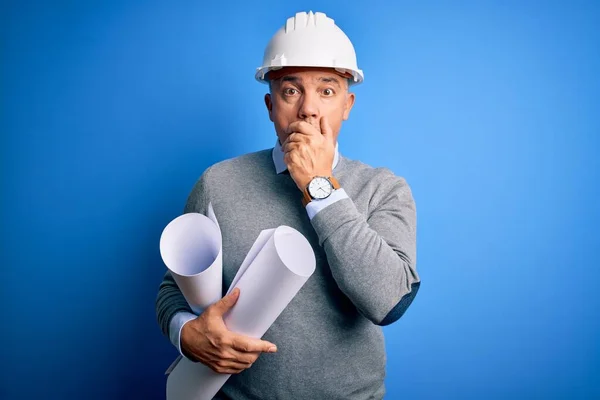 Medelålders Stilig Gråhårig Arkitekt Skyddshjälm Med Ritningar Chockade Täcka Munnen — Stockfoto