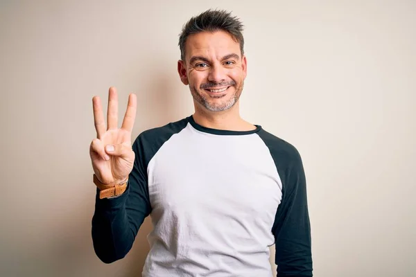 Jovem Homem Bonito Vestindo Camiseta Casual Sobre Fundo Branco Isolado — Fotografia de Stock