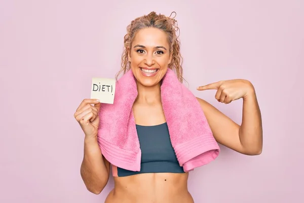 Hermosa Mujer Rubia Deportista Haciendo Deporte Usando Toalla Sosteniendo Recordatorio — Foto de Stock