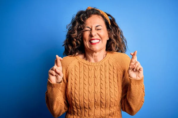 Middelbare Leeftijd Mooie Vrouw Dragen Casual Gele Trui Geïsoleerde Gele — Stockfoto