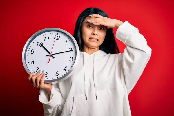 Joven Mujer China Hermosa Sosteniendo Gran Reloj Pie Sobre Fondo —  Fotos de Stock