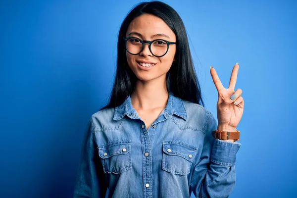 Jovem Mulher Chinesa Bonita Vestindo Camisa Jeans Casual Sobre Fundo — Fotografia de Stock