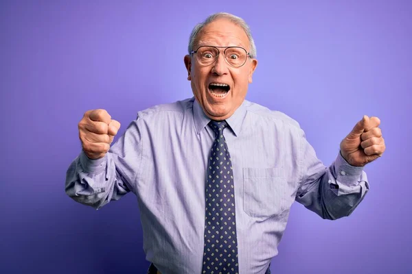 Grauhaariger Älterer Geschäftsmann Mit Brille Steht Vor Violettem Hintergrund Und — Stockfoto