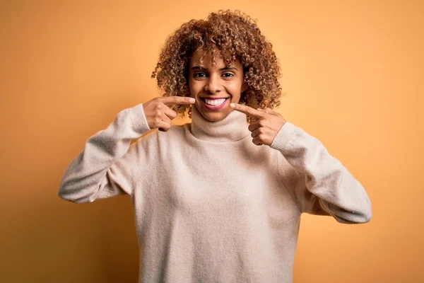 Молода Афро Американська Жінка Одягнена Білизну Жовтому Фоні Посміхається Радості — стокове фото