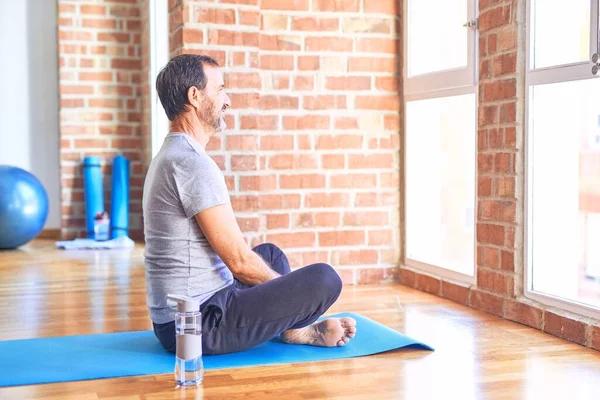 Gutaussehender Sportler Mittleren Alters Sitzt Auf Matte Und Macht Stretching — Stockfoto