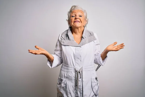 Mujer Pelo Gris Hermosa Senior Con Chaqueta Casual Pie Sobre —  Fotos de Stock