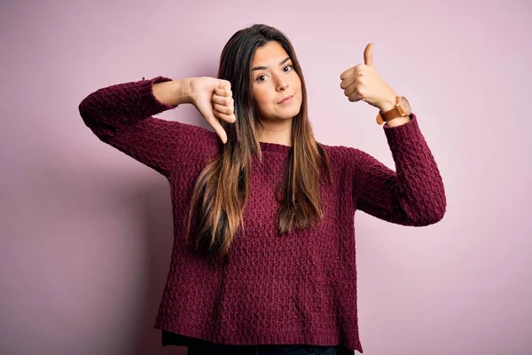 Chica Hermosa Joven Con Suéter Casual Sobre Fondo Rosa Aislado —  Fotos de Stock