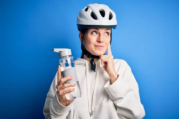 Ung Vacker Rödhårig Cyklist Kvinna Bär Cykel Hjälm Dricka Flaska — Stockfoto