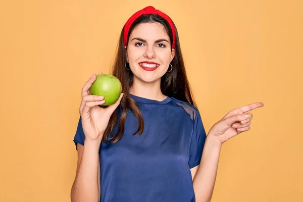 Joven Hermosa Chica Comiendo Fresca Orgánica Manzana Verde Sana Sobre —  Fotos de Stock