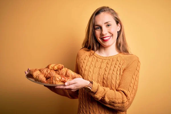 Jovem Bela Mulher Loira Segurando Prato Com Croissants Sobre Fundo — Fotografia de Stock