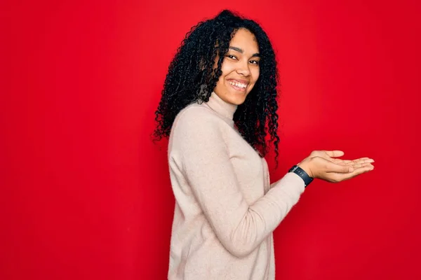 Genç Afro Amerikan Kıvırcık Saçlı Kadın Kırmızı Arka Plan Üzerine — Stok fotoğraf