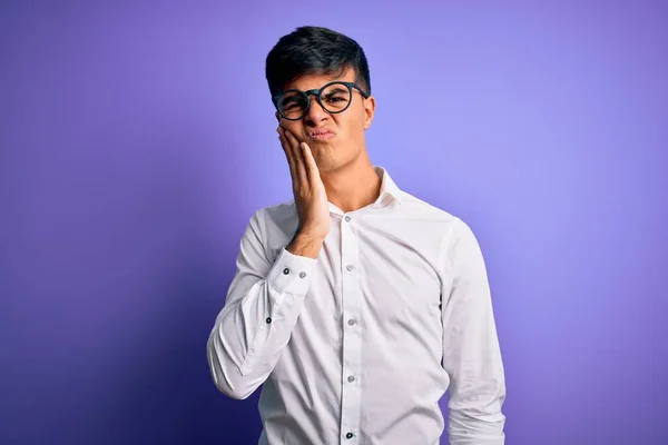 Mladý Pohledný Obchodník Košili Brýlích Přes Izolované Fialové Pozadí Dotýkání — Stock fotografie