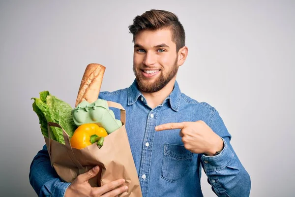 Jeune Homme Blond Avec Barbe Yeux Bleus Tenant Sac Papier — Photo