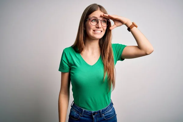 Giovane Bella Rossa Donna Indossa Casual Shirt Verde Occhiali Sfondo — Foto Stock