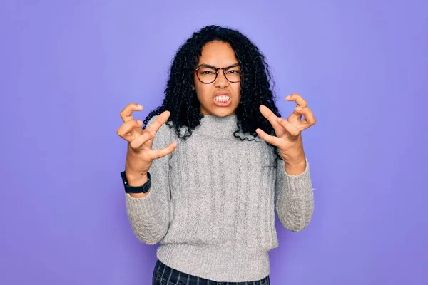 Młoda Afroamerykanka Ubrana Luźny Sweter Okulary Fioletowym Tle Krzycząca Sfrustrowana — Zdjęcie stockowe
