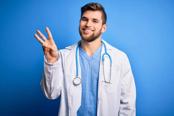 Jonge Blonde Dokter Man Met Baard Blauwe Ogen Dragen Witte — Stockfoto