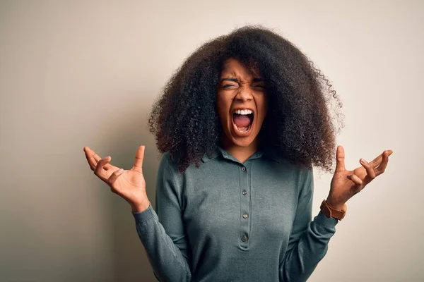 Joven Mujer Afroamericana Hermosa Con Pelo Afro Pie Sobre Fondo —  Fotos de Stock