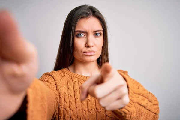 Młoda Piękna Kobieta Niebieskimi Oczami Ubrana Luźny Sweter Robiąca Selfie — Zdjęcie stockowe