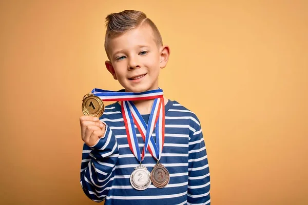 Sarı Arka Planda Ödül Yarışması Madalyası Takan Küçük Beyaz Çocuk — Stok fotoğraf