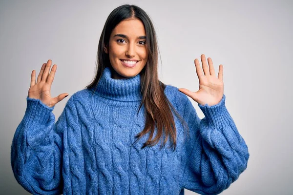 Ung Vacker Brunett Kvinna Bär Casual Turtleneck Tröja Över Vit — Stockfoto