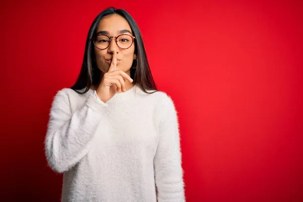 Genç Güzel Asyalı Bir Kadın Kırmızı Arka Planda Günlük Süveter — Stok fotoğraf