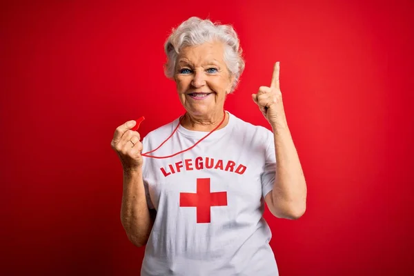 Senior Schöne Grauhaarige Rettungsschwimmerin Trägt Shirt Mit Rotem Kreuz Mit — Stockfoto