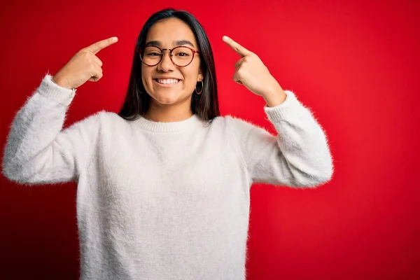 Joven Hermosa Mujer Asiática Vistiendo Suéter Casual Gafas Sobre Fondo —  Fotos de Stock