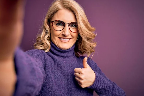Mujer Rubia Hermosa Mediana Edad Con Suéter Gafas Hacen Selfie —  Fotos de Stock