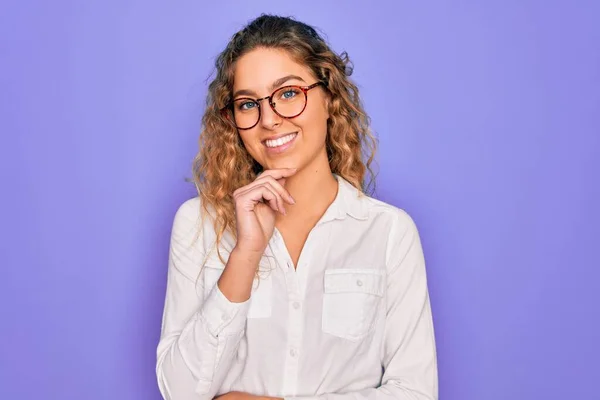 Mulher Bonita Nova Com Olhos Azuis Vestindo Camisa Casual Óculos — Fotografia de Stock