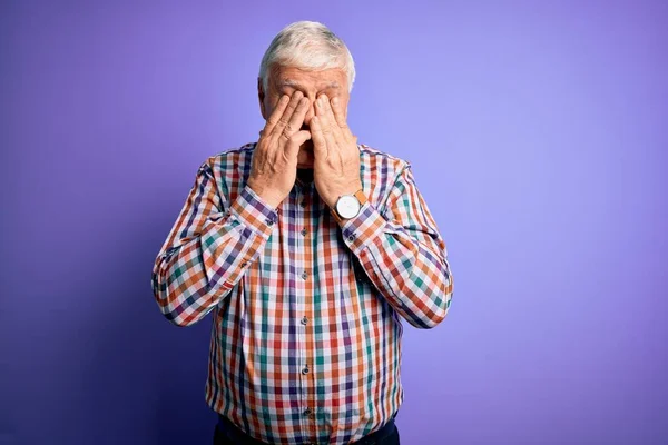 Uomo Anziano Bello Hoary Indossa Casual Camicia Colorata Isolato Sfondo — Foto Stock