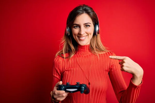 Joven Hermosa Morena Gamer Mujer Jugando Videojuego Usando Joystic Auriculares — Foto de Stock