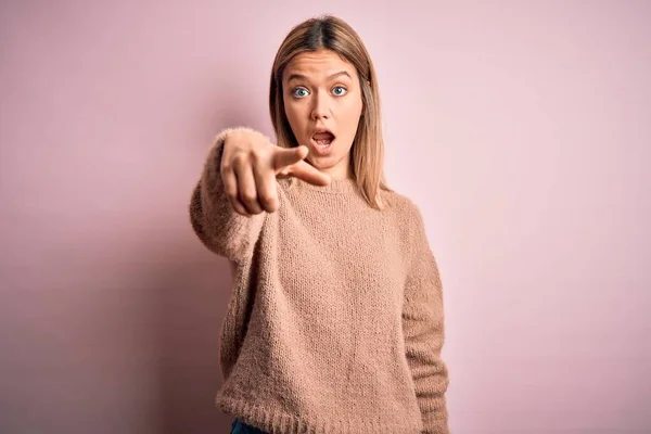 Mladá Krásná Blondýna Žena Sobě Zimní Vlněný Svetr Přes Růžové — Stock fotografie