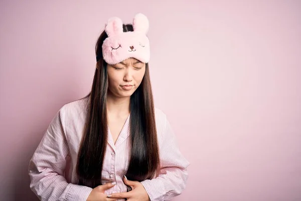 Jovem Mulher Asiática Vestindo Pijama Máscara Sono Sobre Fundo Isolado — Fotografia de Stock